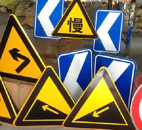 炉霍标识标牌中颜色的确定是很重要的。